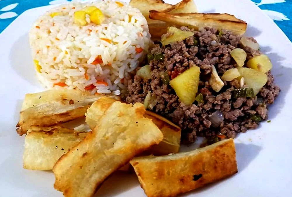 Picadillo de chivo con yuca y arroz