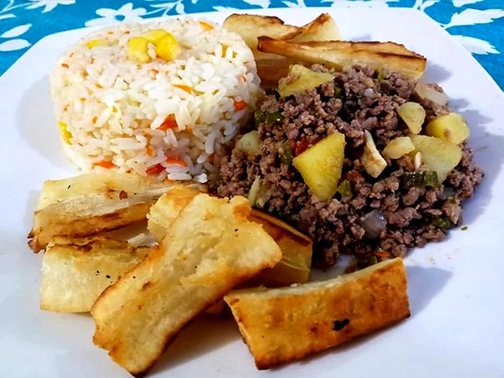 Picadillo de chivo con yuca y arroz