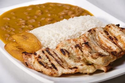 Arroz con Menestra de Zarandaja y Carne Asada